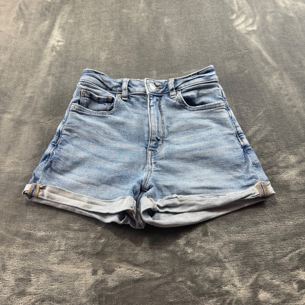 American Eagle Mom Shorts High Waisted Light Wash Denim Cuffed Blue Size 2